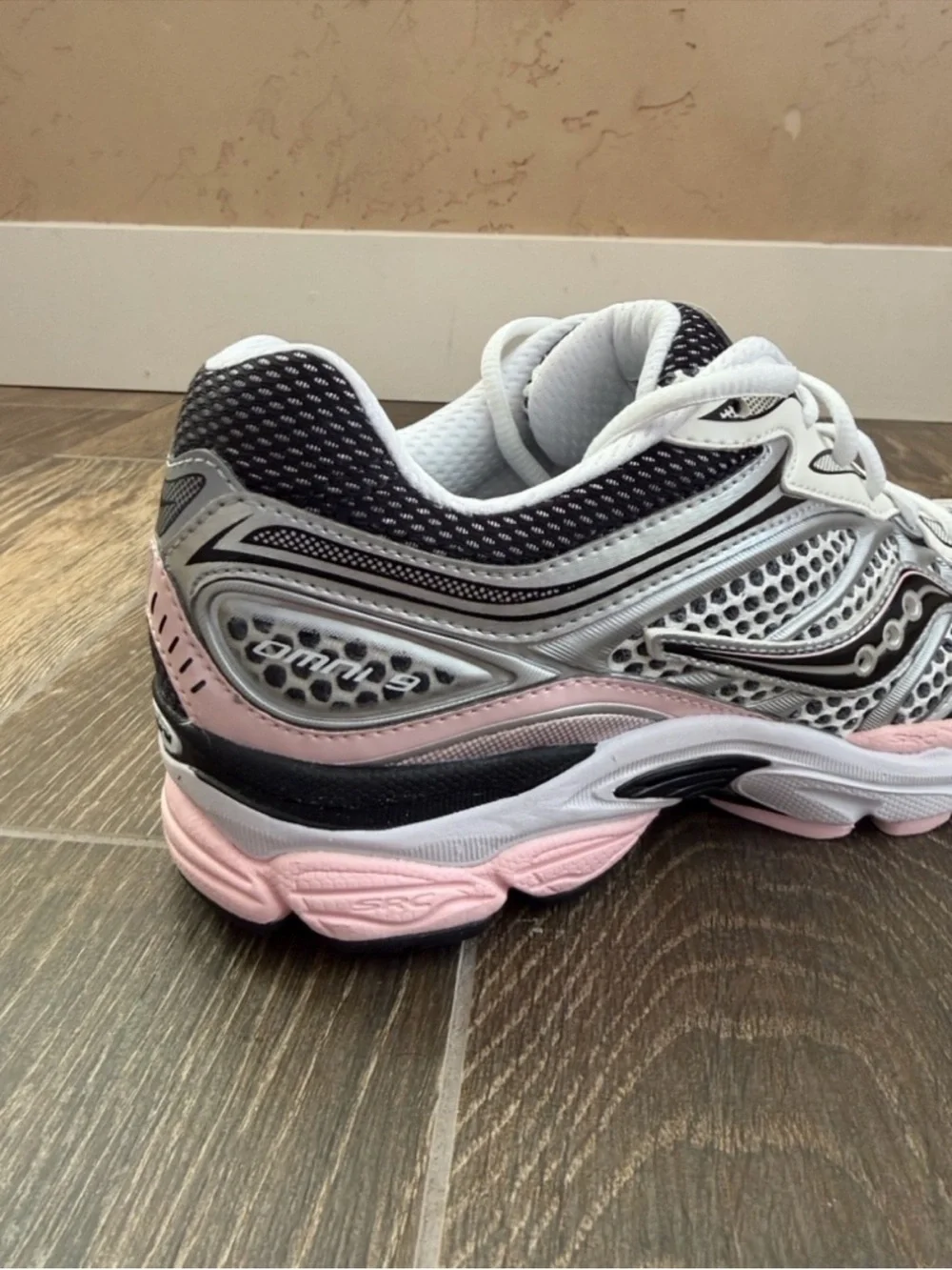 Saucony Women’s Silver/Pink Retro ProGrid Omni 9 Lifestyle Sneaker—10.5